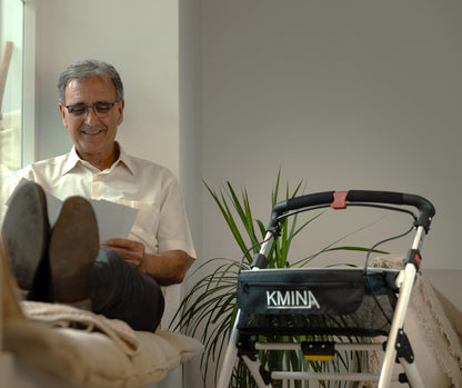 KMINA PRO Rollator, schmal & faltbar für Senioren, Indoor, mit Tablett, kompakt & leicht, Schwarz