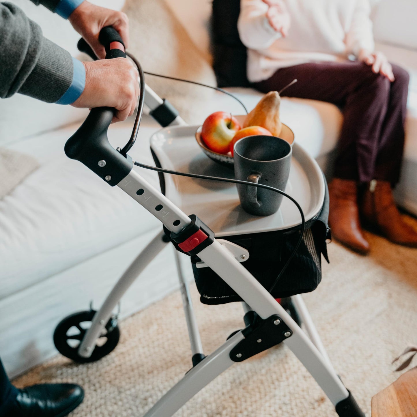KMINA PRO Rollator, schmal & faltbar für Senioren, Indoor, mit Tablett, kompakt & leicht, Schwarz